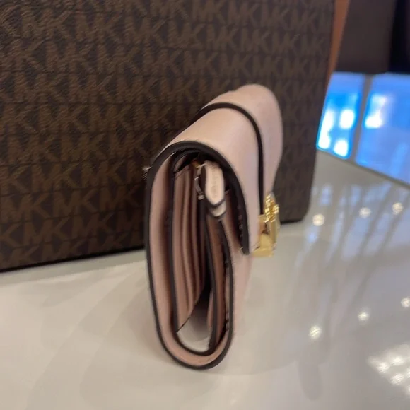 MICHAEL KORS
Carmen Medium Faux Leather Wallet
Powder Blush 
NWT - Picture 3 of 16